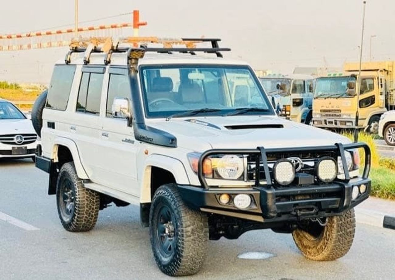 تويوتا لاند كروزر بيك آب 2013 RHD Diesel Full Option Top of the range Very clean and perfect condition
