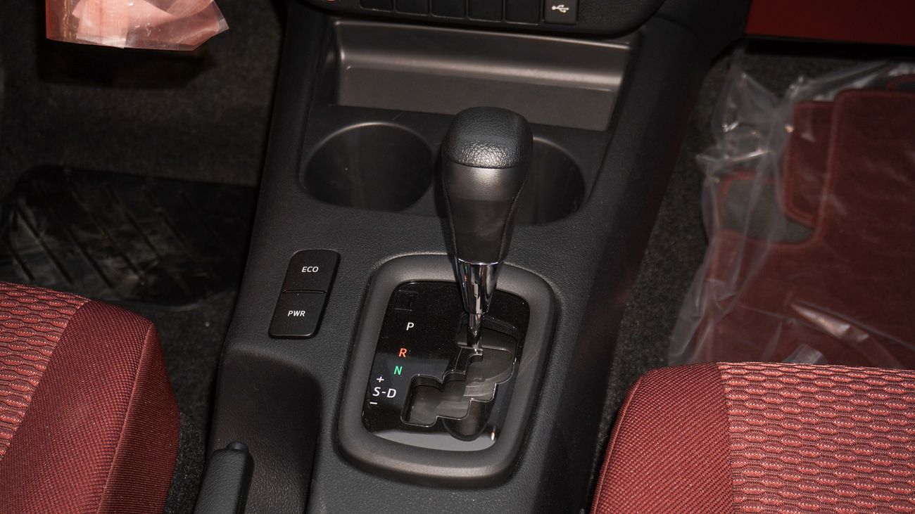 Toyota Hilux DLX 2.7L 4WD  A/T