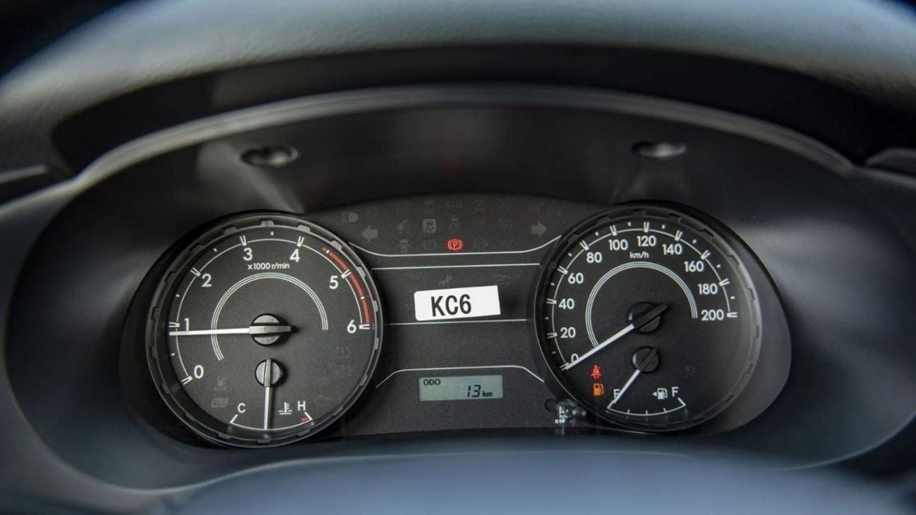 تويوتا هيلوكس GL HILUX 2.4L MED OPTION