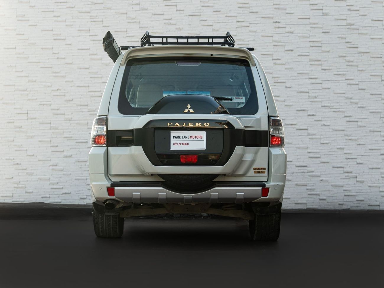 ميتسوبيشي باجيرو AED 1,415 PM • 3.8L PAJERO GLS TOP • ONLY 60,000 KMS • GOLD EMBLEM PACKAGE WITH RHINO ROOF-RACK