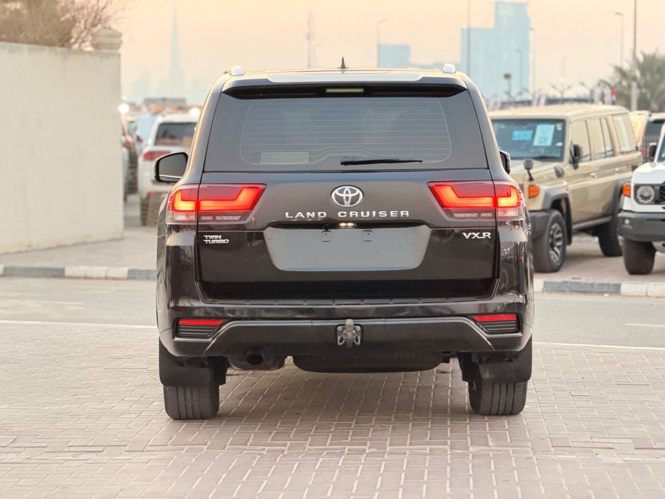 تويوتا لاند كروزر VXR تويوتا لاندكروزر VXR 2023 بمحرك توربو مزدوج سعة 3.5 لتر كاملة المواصفات