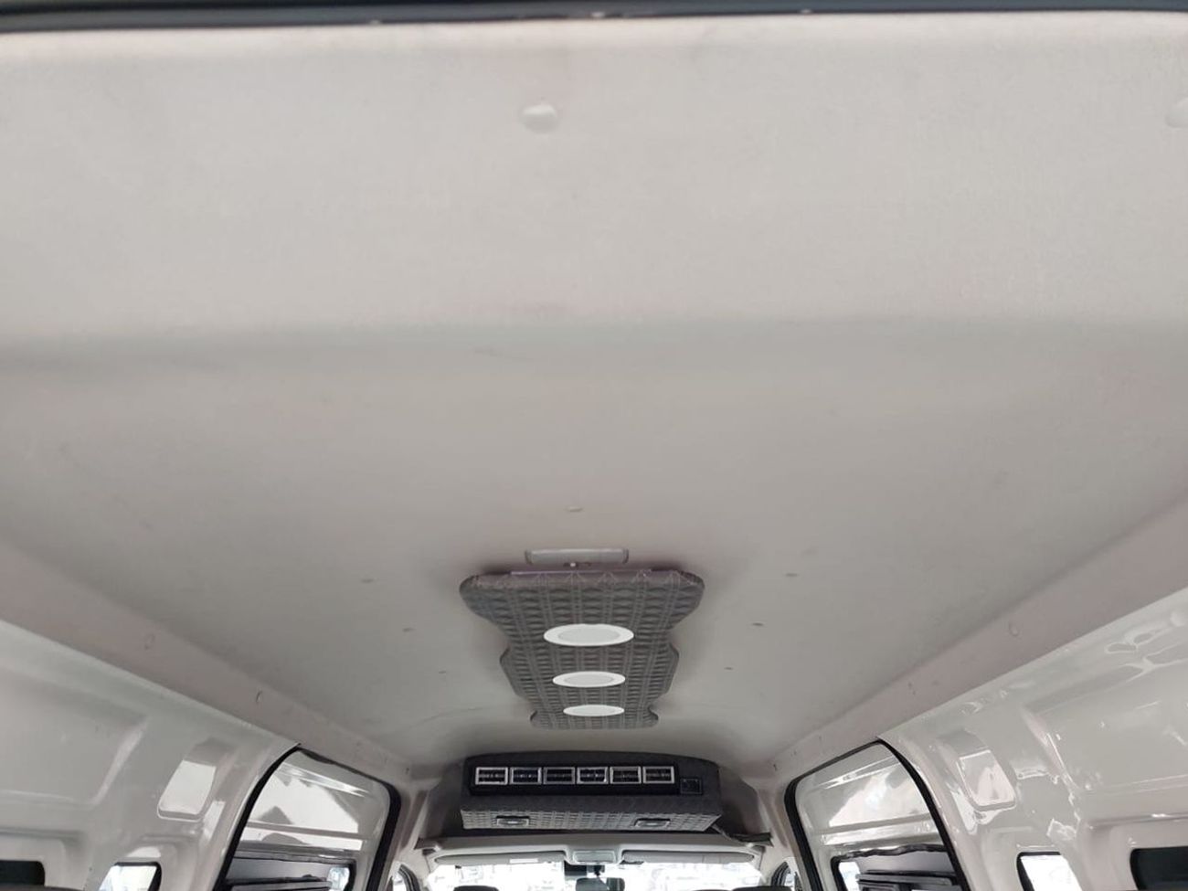 Toyota Hiace TOYOTA HIACE COMMUTER VAN RHD 2019 MODEL 2.8L DIESEL AUTOMATIC(PM01596)