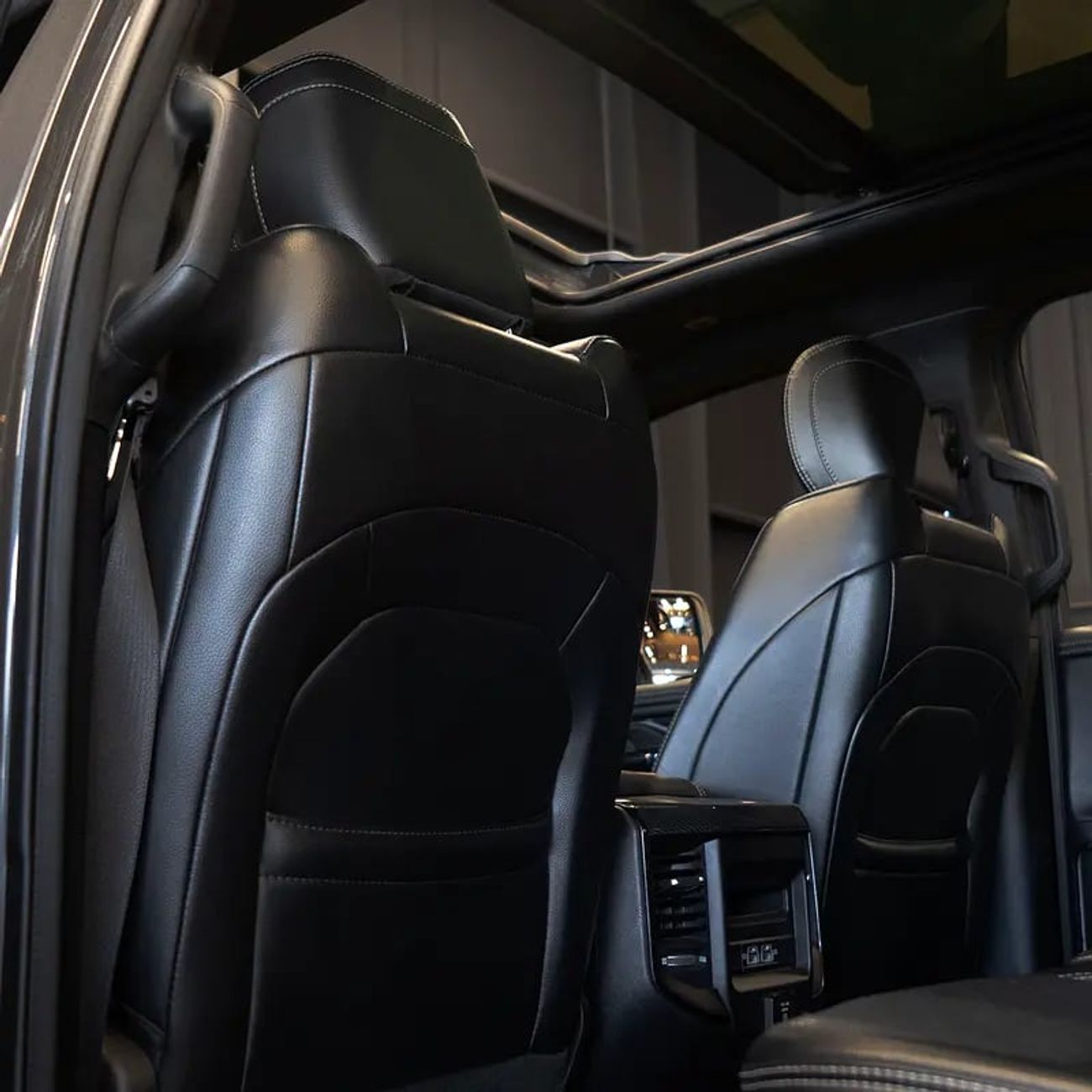 رام 1500 Rebel 5.7L Crew Cab Utility (5 Seater)