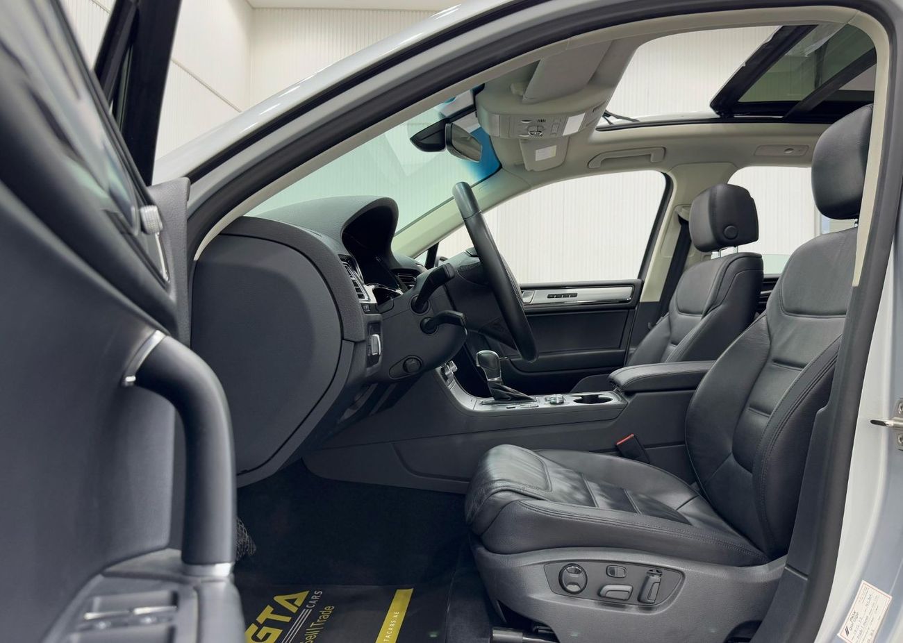 Volkswagen Touareg R-Line 3.0L 4WD 2018 Volkswagen Touareg R-Line, Warranty, Full Service History, Excellent Condition,