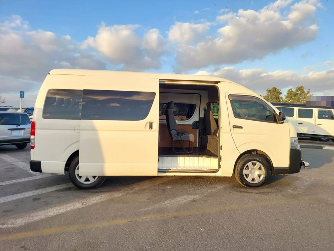 Toyota Hiace TOYOTA HIACE COMMUTER VAN RHD 2016 MODEL 3.0 L DIESEL AUTOMATIC(PM18509)