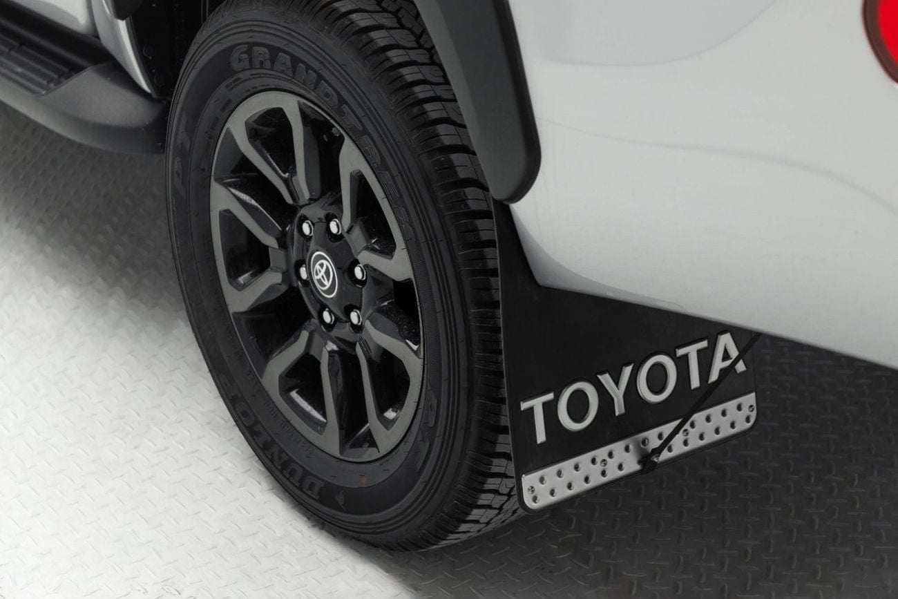 تويوتا هيلوكس Adventure 4.0 - Silver Metallic Inside MLM Black | Export Only