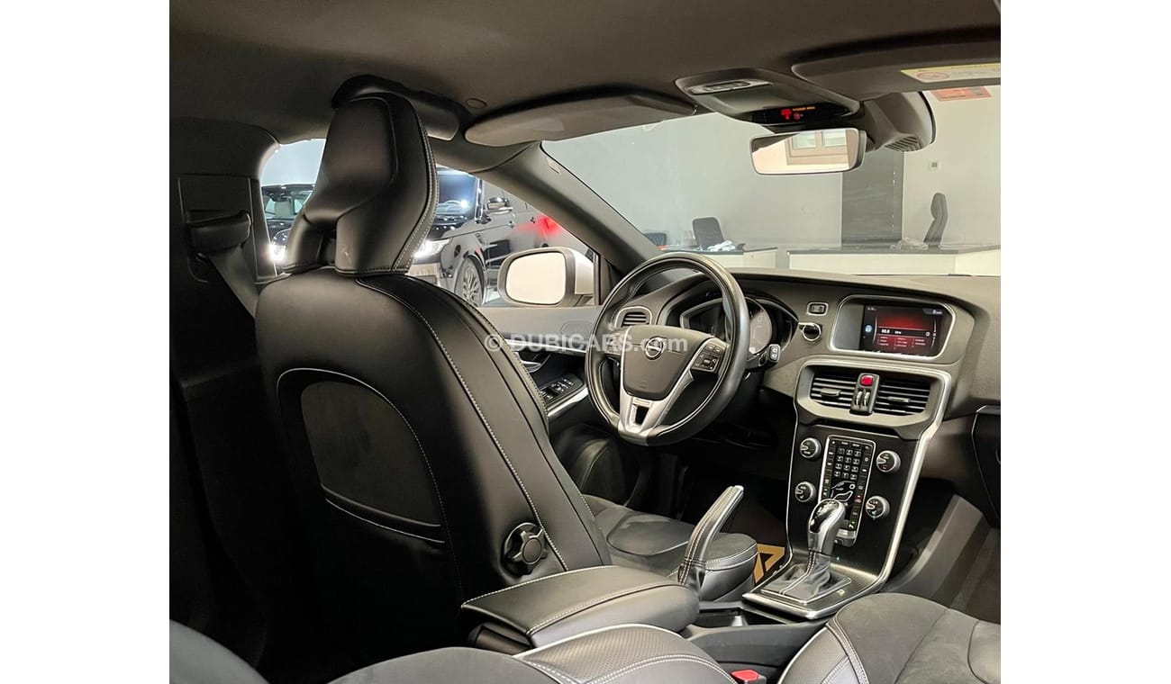 Volvo V40 2018 Volvo V40 T5 R-Design, Warranty, Full Service History, Low KMs, GCC