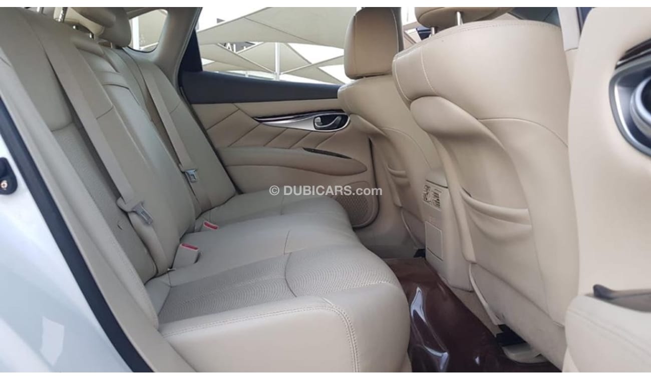 Infiniti Q70 Infinity Q70 model 2014 GCC car prefect condition full option low mileage sun roof leather seats bac