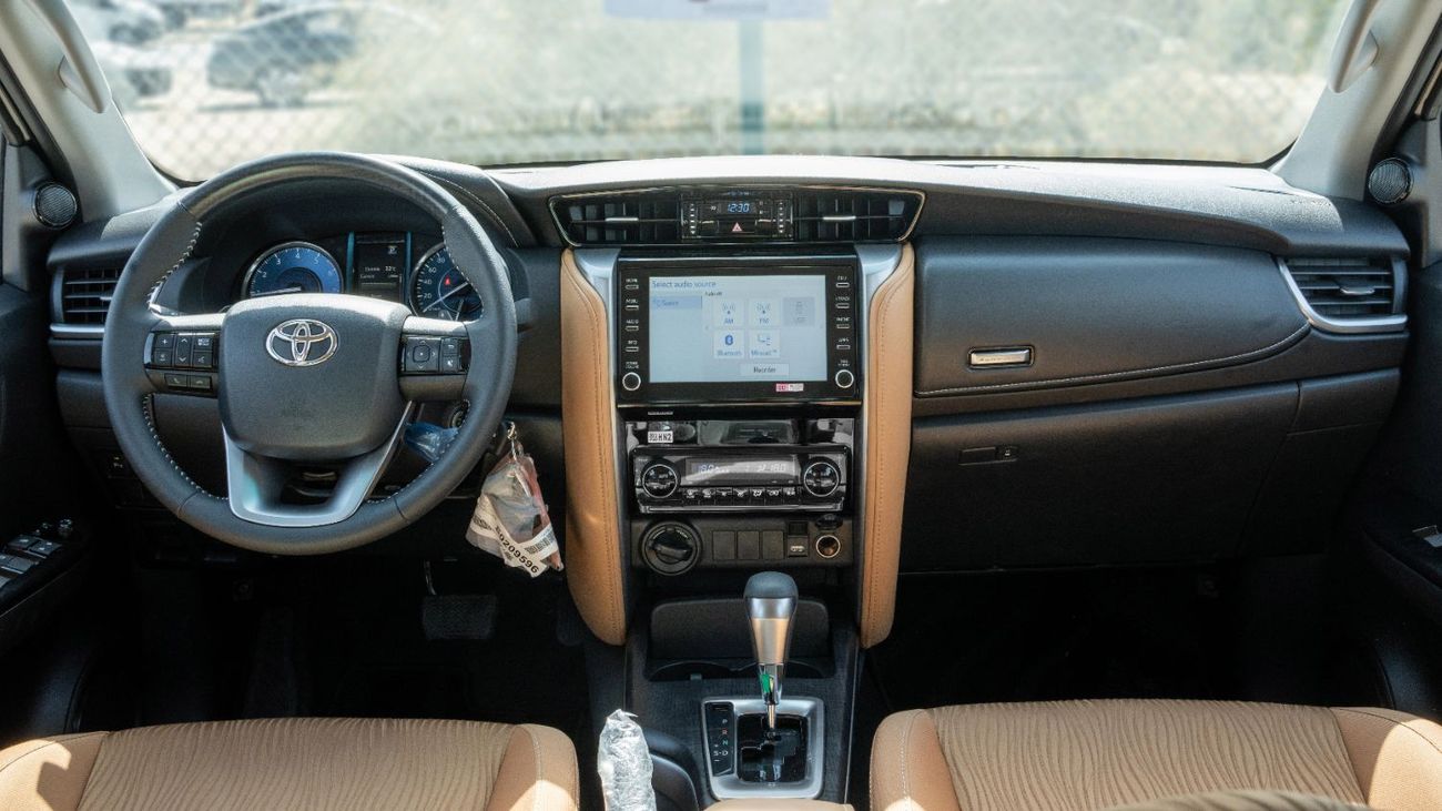 تويوتا فورتونر 2025 Toyota Fortuner 4.0L AT Petrol (White-Tan) (Qatar Spec)