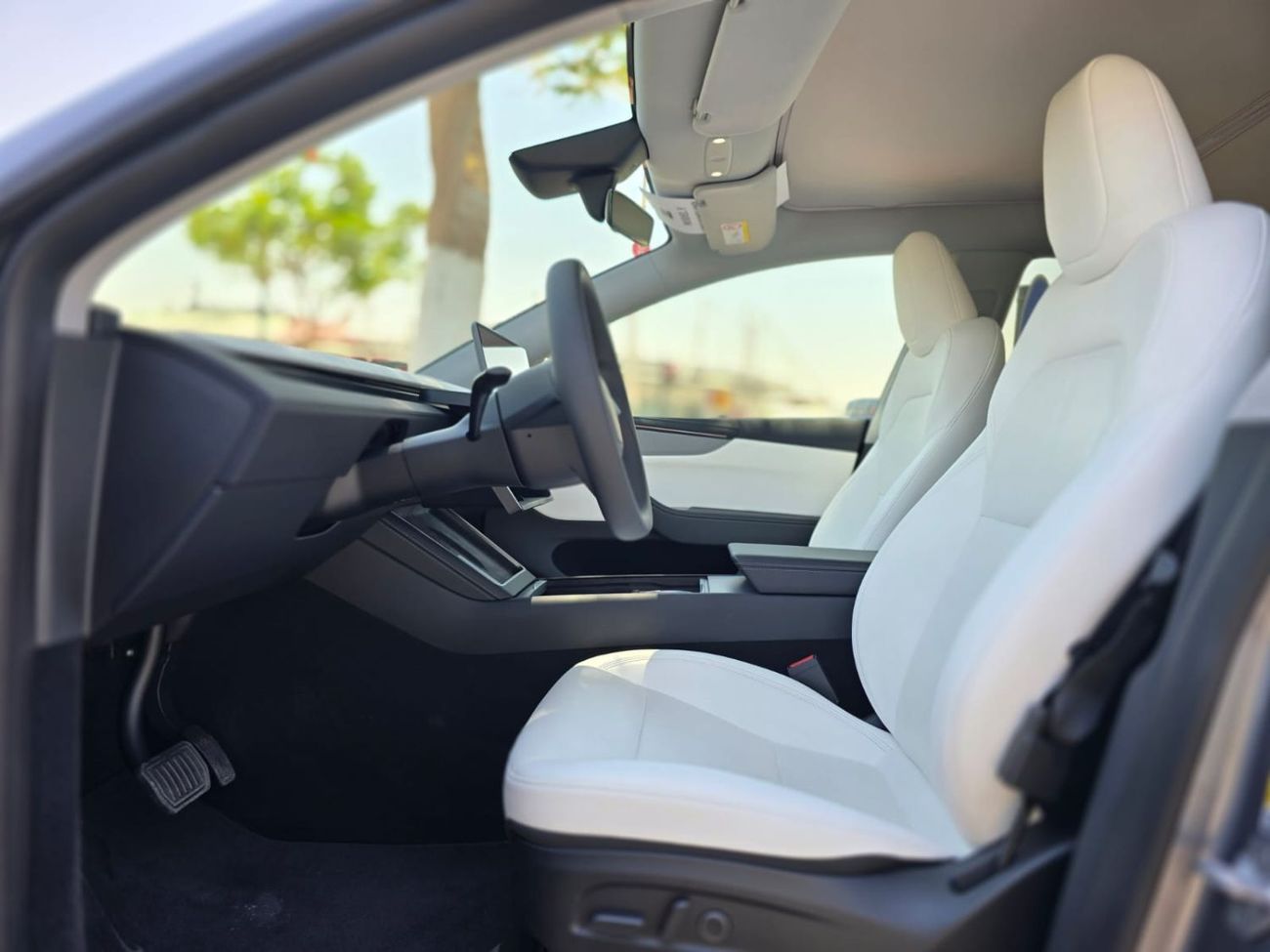 Tesla Model Y LONG RANGE AWD 2025 GCC LOW MILEAGE WITH 8 YEARS TESLA DUBAI AGENCY WARRANTY IN MINT CONDITION