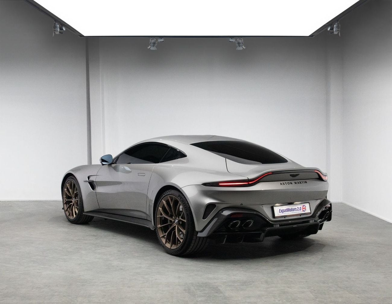 Aston Martin Vantage Standard V8