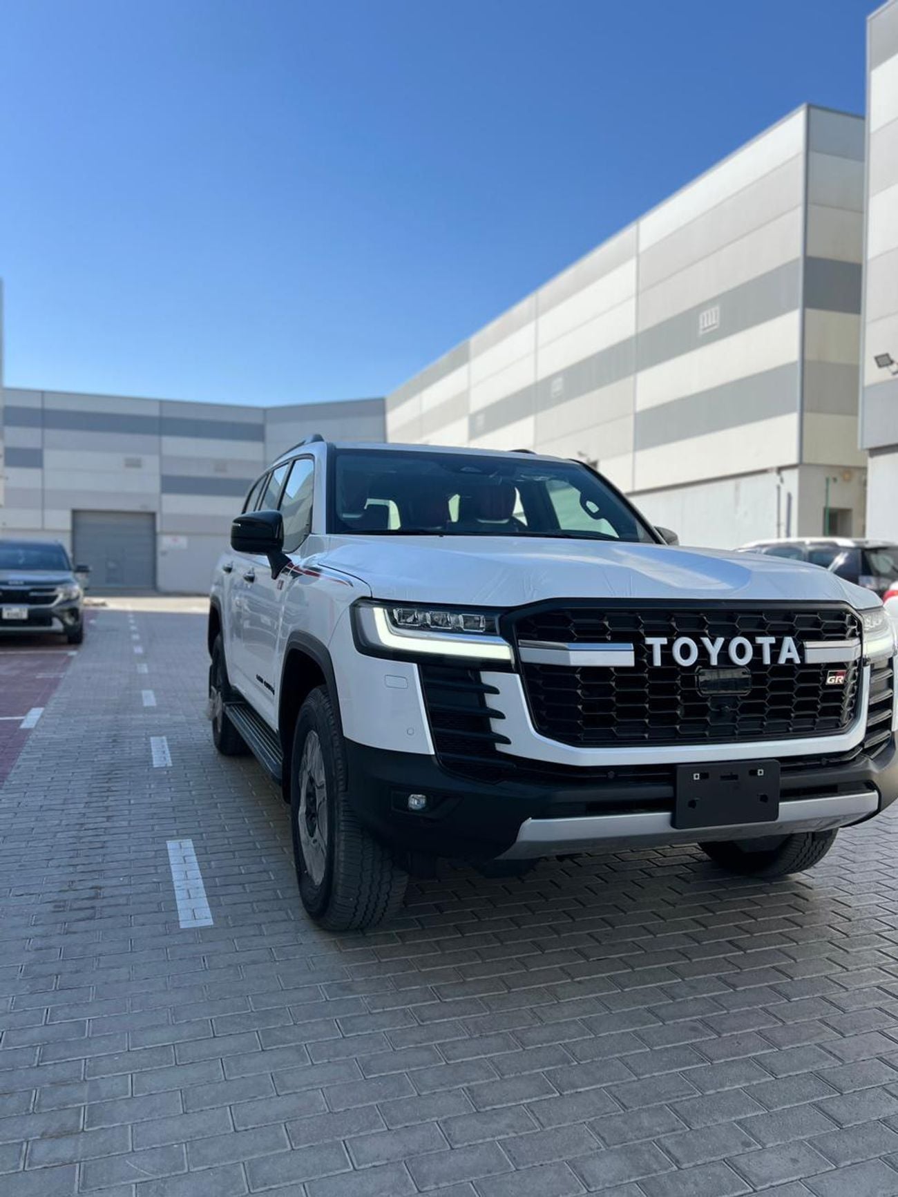 تويوتا لاند كروزر GR SPORT LC 300 3.3L DIESEL GR SPORT FULL OPTION VIP MBS AUTOBIOGRAPHY SEAT AND ROOF STAR LIGHT