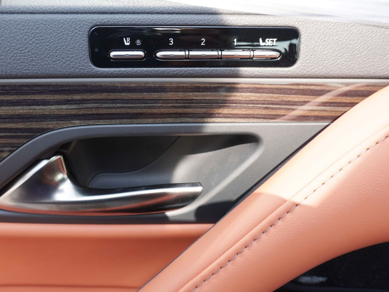 لكزس LX 700h LEXUS-LX700H 3.5L VIP (WIRELESS CHARGER, REAR TV SCREEN, 360 DEGREE CAMERA)