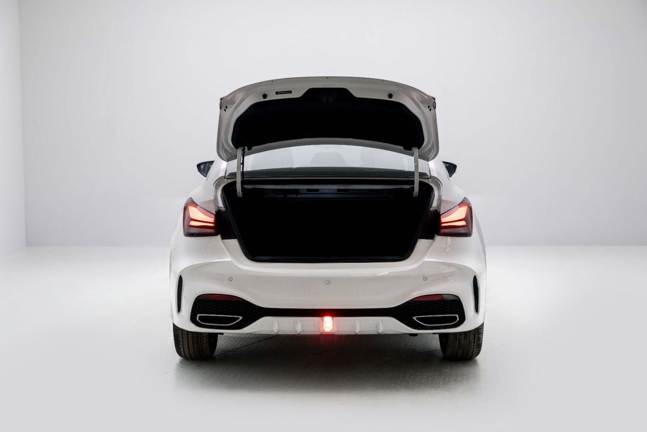 أم جي 5 LUX 1.5L - WHITE INSIDE BLACK | EXPORT ONLY