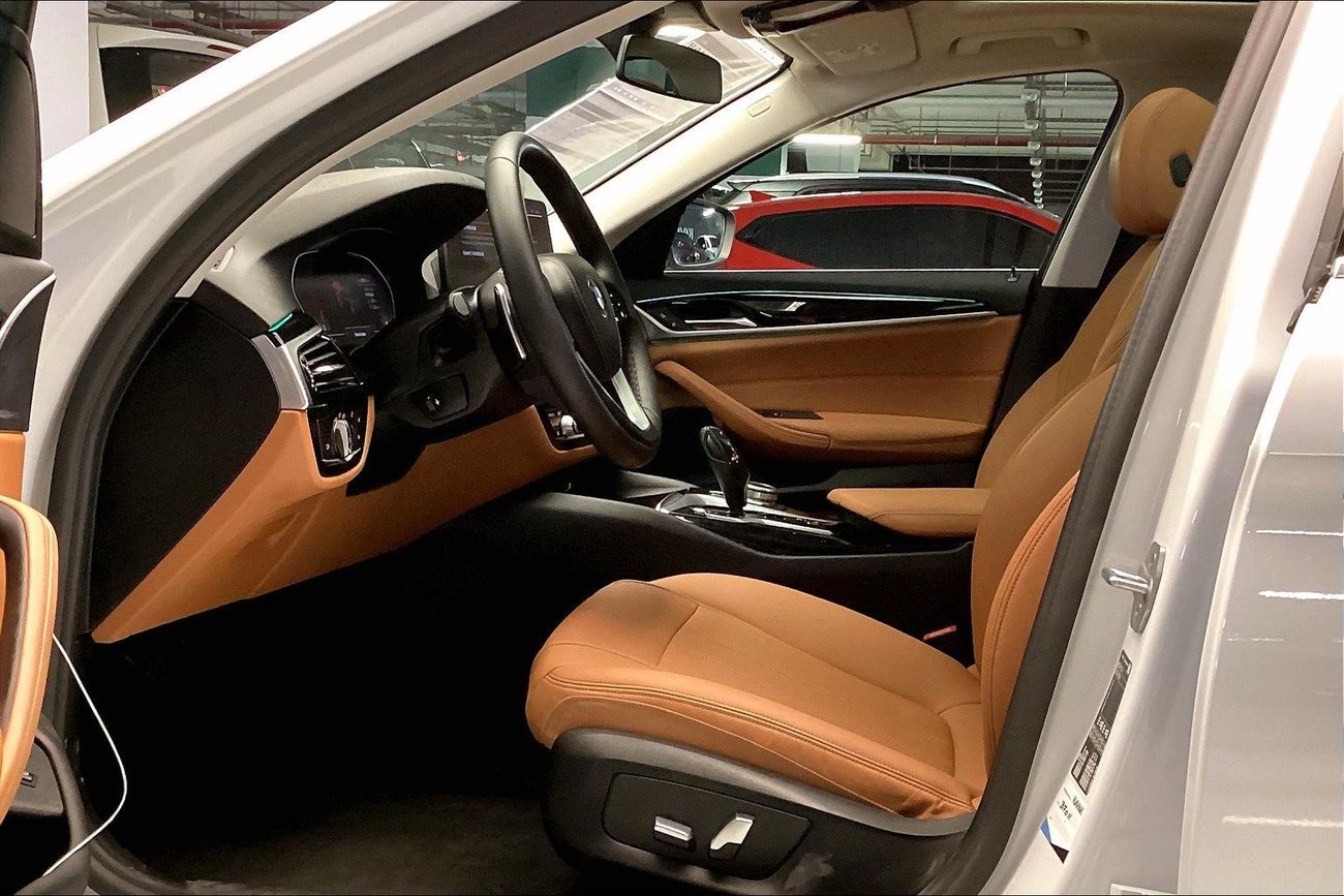 بي أم دبليو 520i Joy Edition | شامل الضمان | 0 ﺪﻔﻋﺓ ﺃﻮﻟﻯ