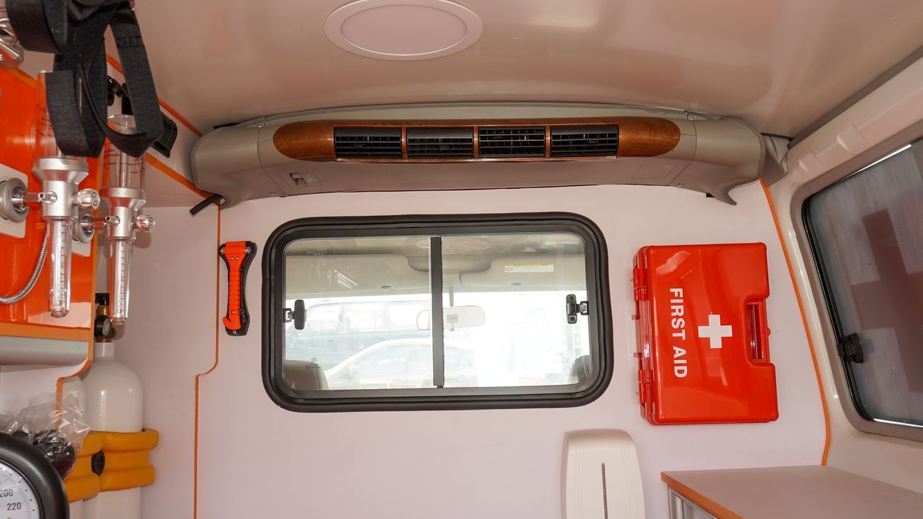 Toyota Land Cruiser 70 4.0L M/T