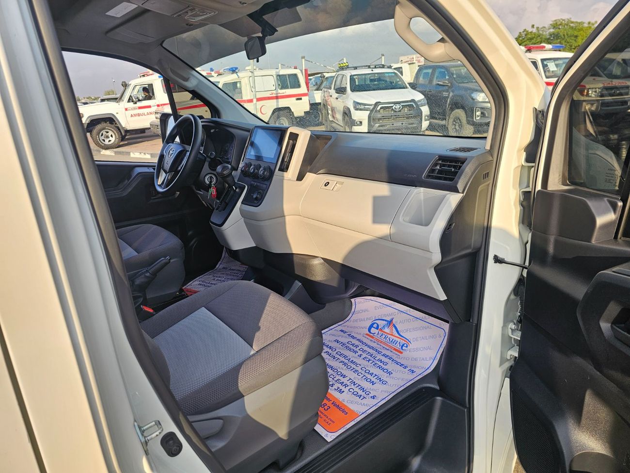 Toyota Hiace Commuter Highroof-3.5L-LHD-2WD-Side Glass-13 Seats- 4 Doors-Petrol-Automatic