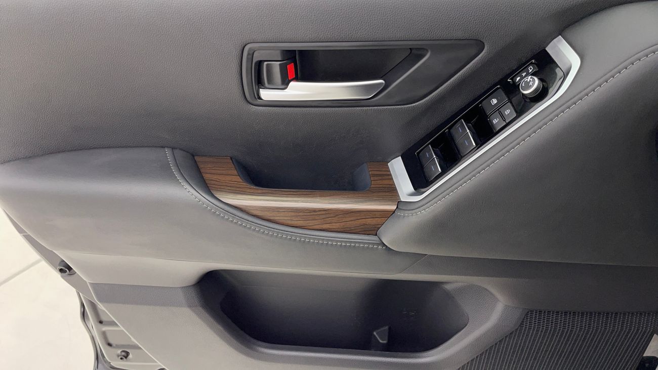 تويوتا لاند كروزر GXR 4 | بدون دفعة مقدمة | اختبار القيادة في المنزل