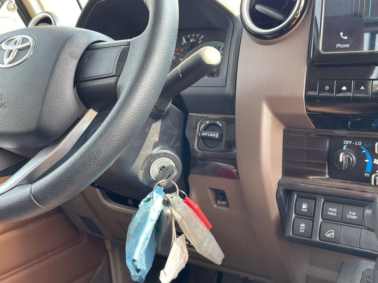 Toyota Land Cruiser Pick Up Toyota LAND CRUISER SC AT PETROL 4.0L WIN-DIFF-COOLBOX