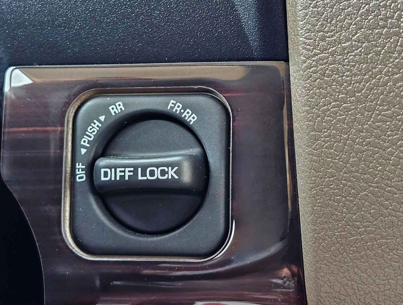 Toyota Land Cruiser 70 LC76 /4.0L PETROL A/T / TOP VARIANT / DIFF LOCK / REFRIGETOR / FULL OPTION / CODE#68081