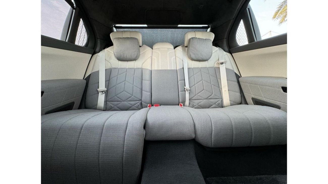 BMW i7 GCC SPEC UNDER WARRANTY AND SERVICE CONTRACT