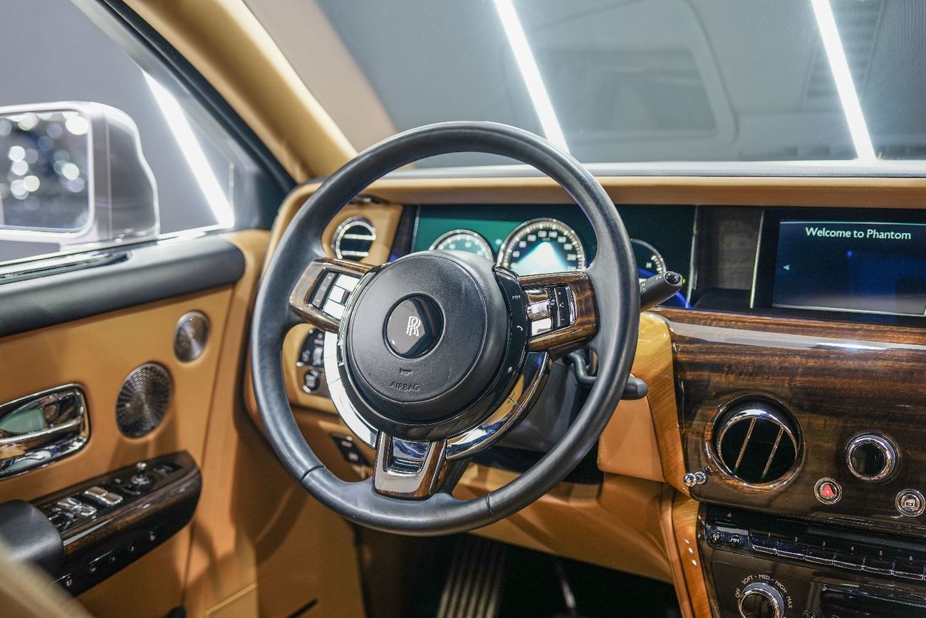 رولز رويس فانتوم Rear Entertainment, Bespoke Audio, Starlight Roof, GCC Spec!!