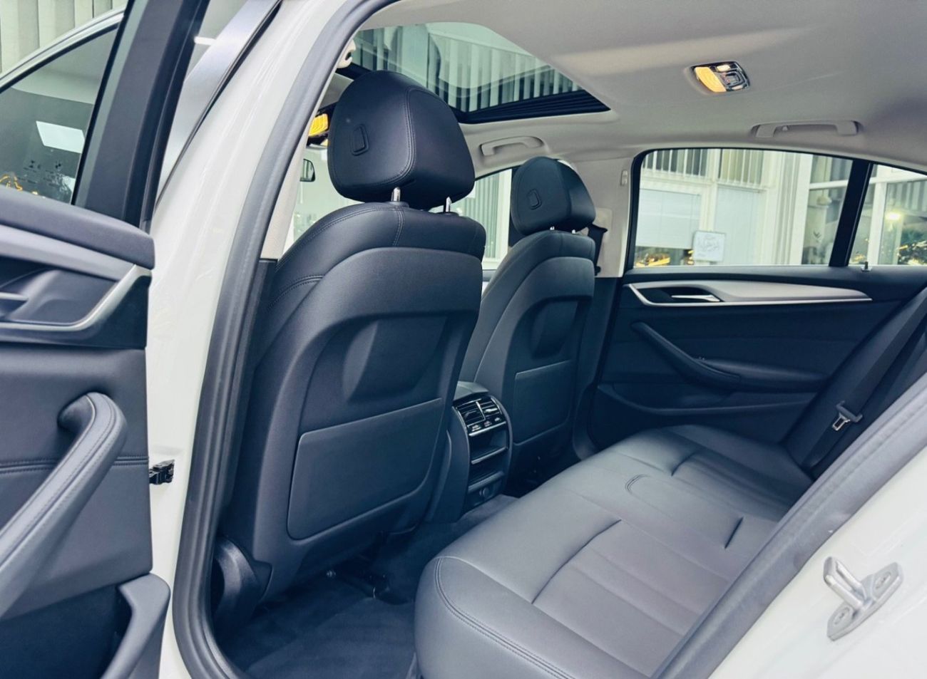 بي أم دبليو 520i Std 2.0L