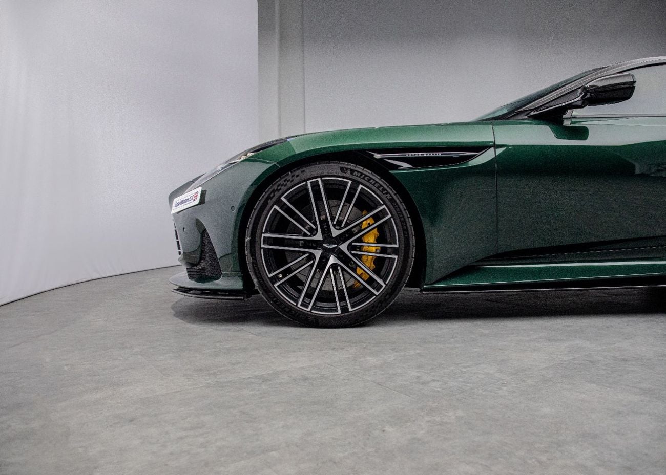 أستون مارتن DB12