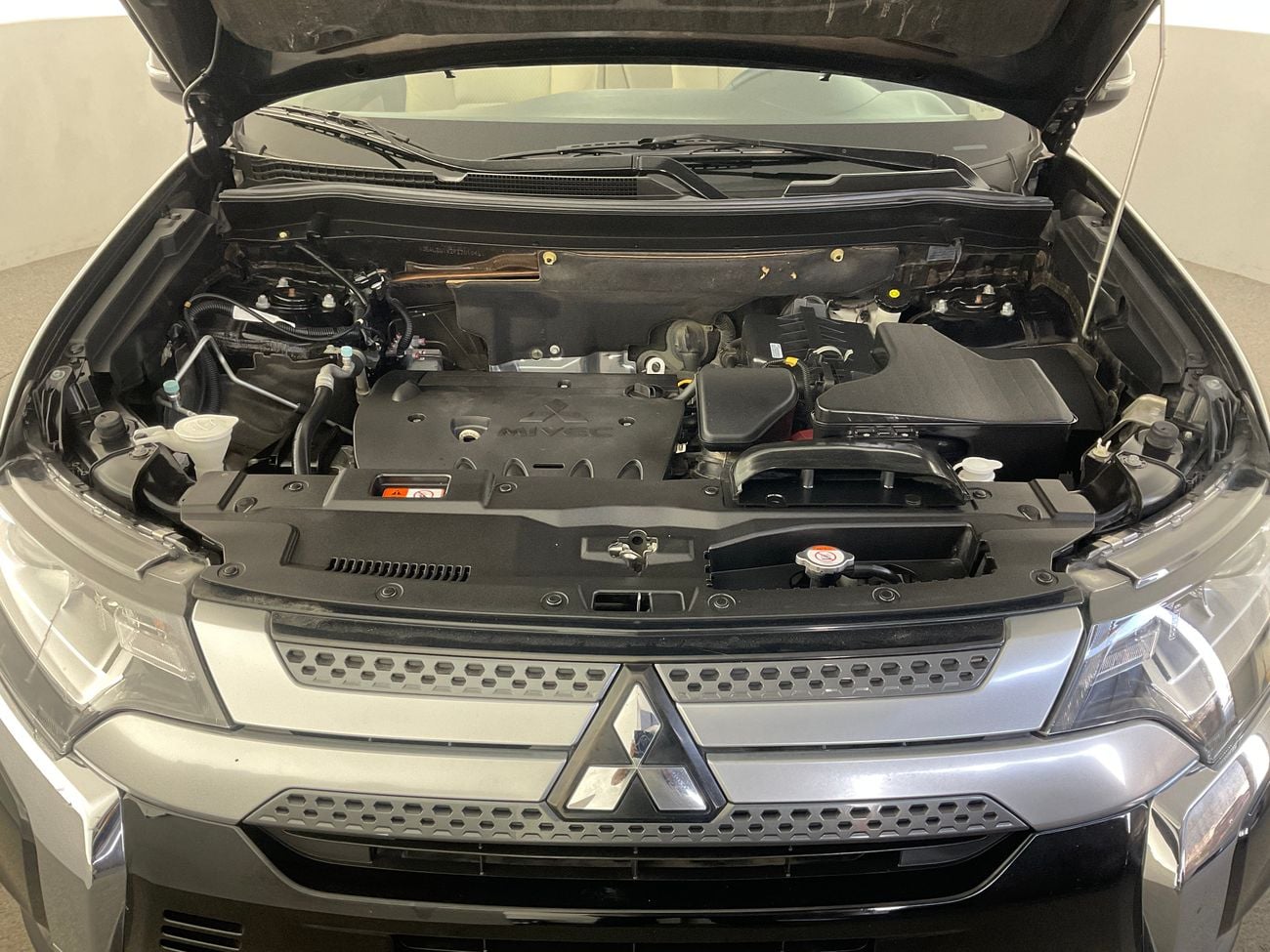 ميتسوبيشي آوتلاندر 2.5 GLX AUTO 4WD 7SEAT ML FABRIC SEATS | شامل الضمان | 0 ﺪﻔﻋﺓ ﺃﻮﻟﻯ