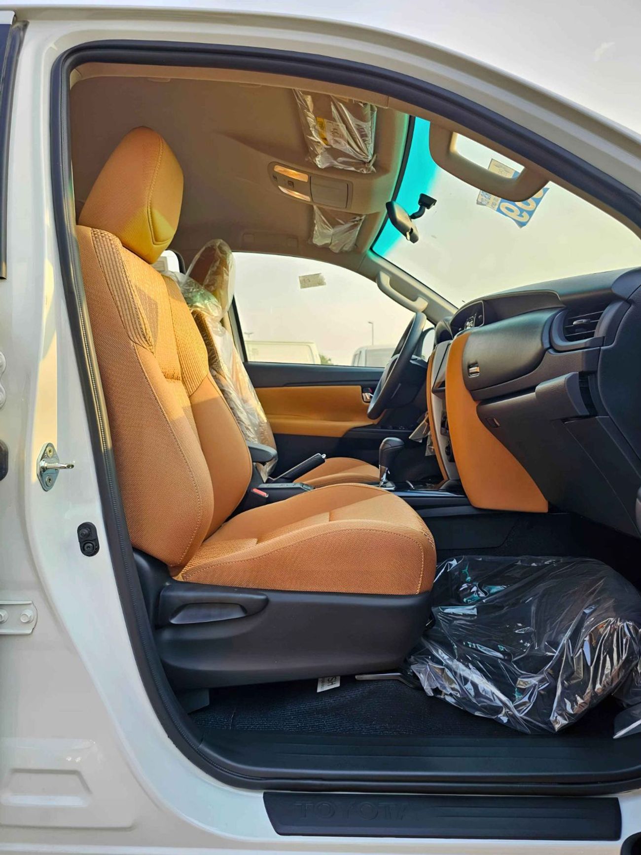 Toyota Fortuner 2.4L V4 DIESEL / MANUAL A.C / MID OPTION 4WD (CODE # FD24B)