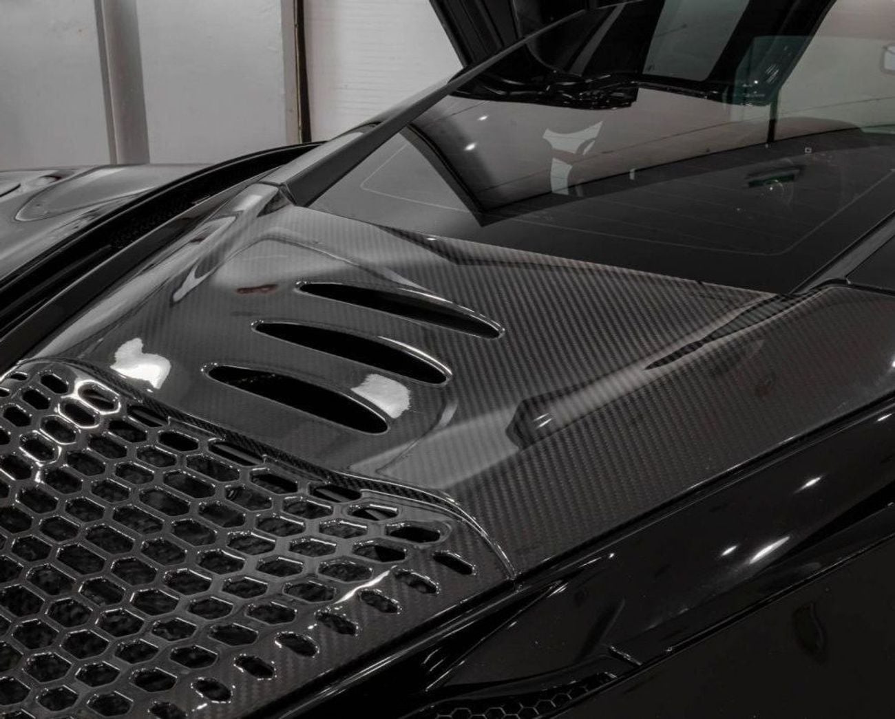 McLaren 720S Std 720-S UPGRADED TO 765-LT - GCC -EXHAUST SYSTEM + 999K GOLD IN EXHAUST + FULL CARBON FIBER EXTERI