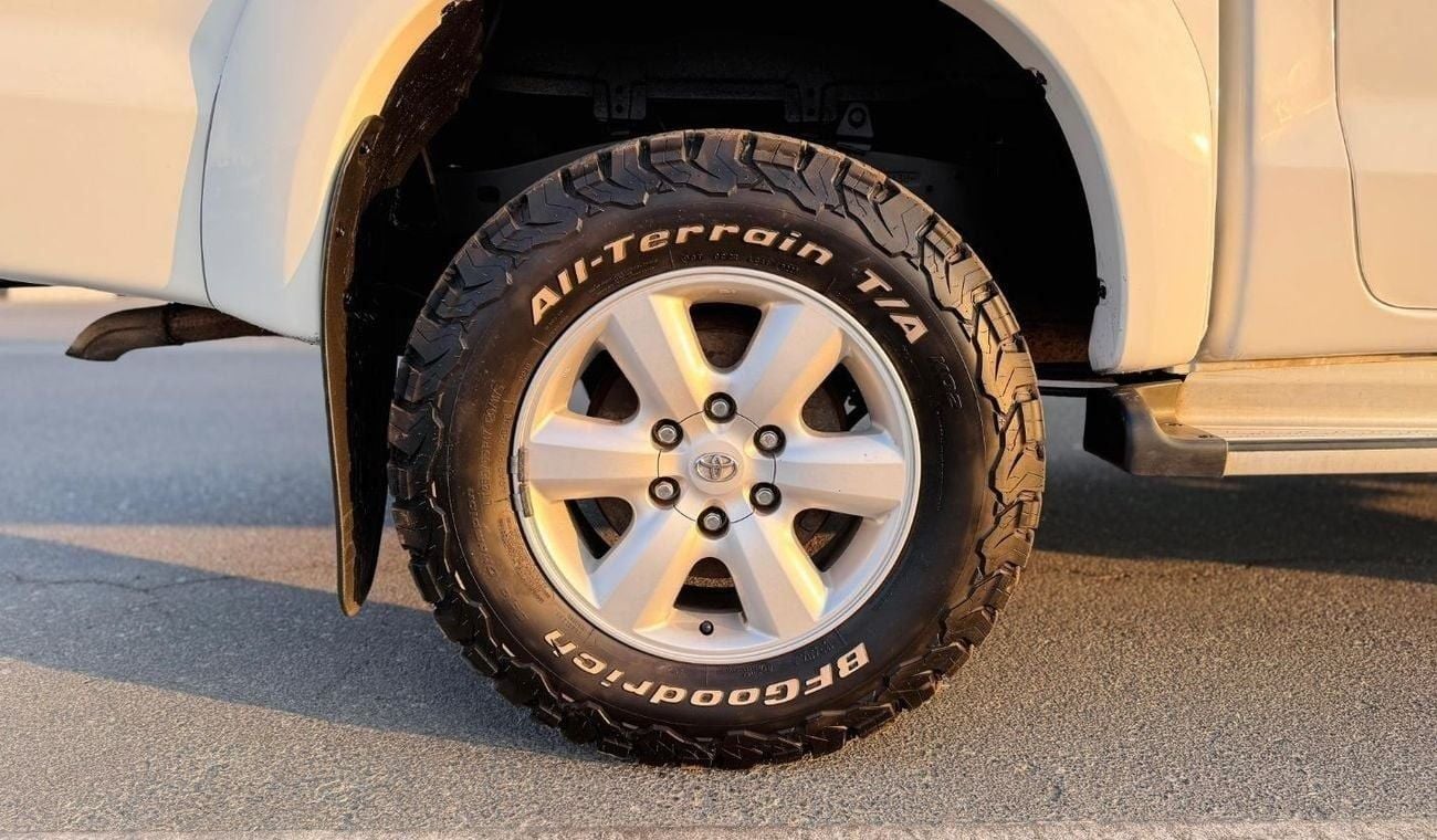 Toyota Hilux AFTER MARKET CANOPY WITH ROOF RACK | RHD | 2011 | 3.0L DIESEL ENGINE | MT | SUNROOF | 4WD