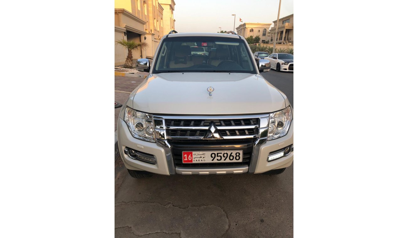 ميتسوبيشي باجيرو White, Full Option, less than 2 years, low mileage