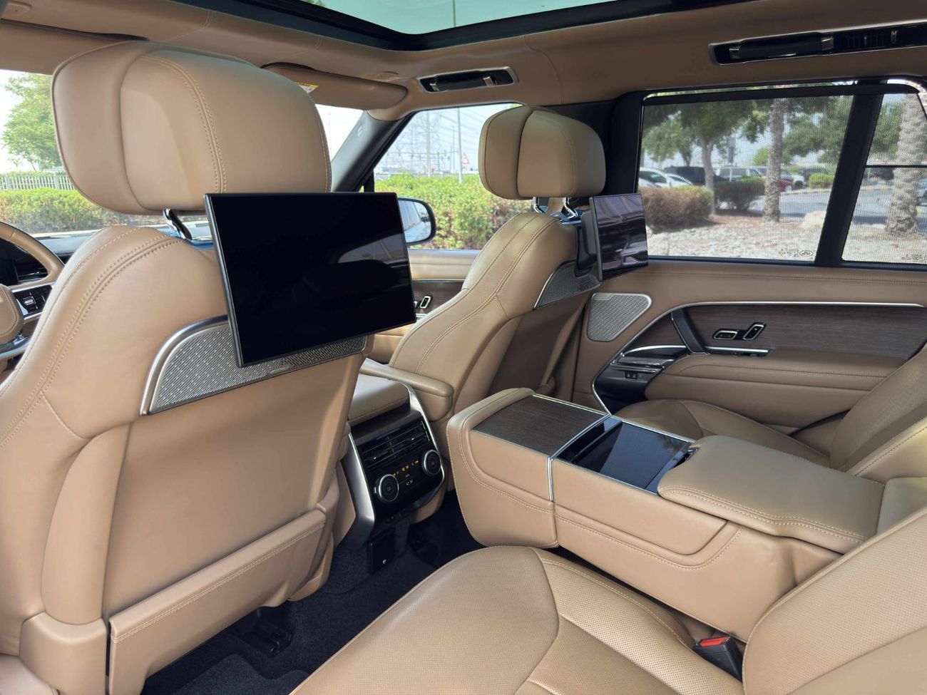 Land Rover Range Rover Autobiography P530 4.4L GCC SPEC NEAT AND CLEAN UNDER WARRANTY AND SERVICE