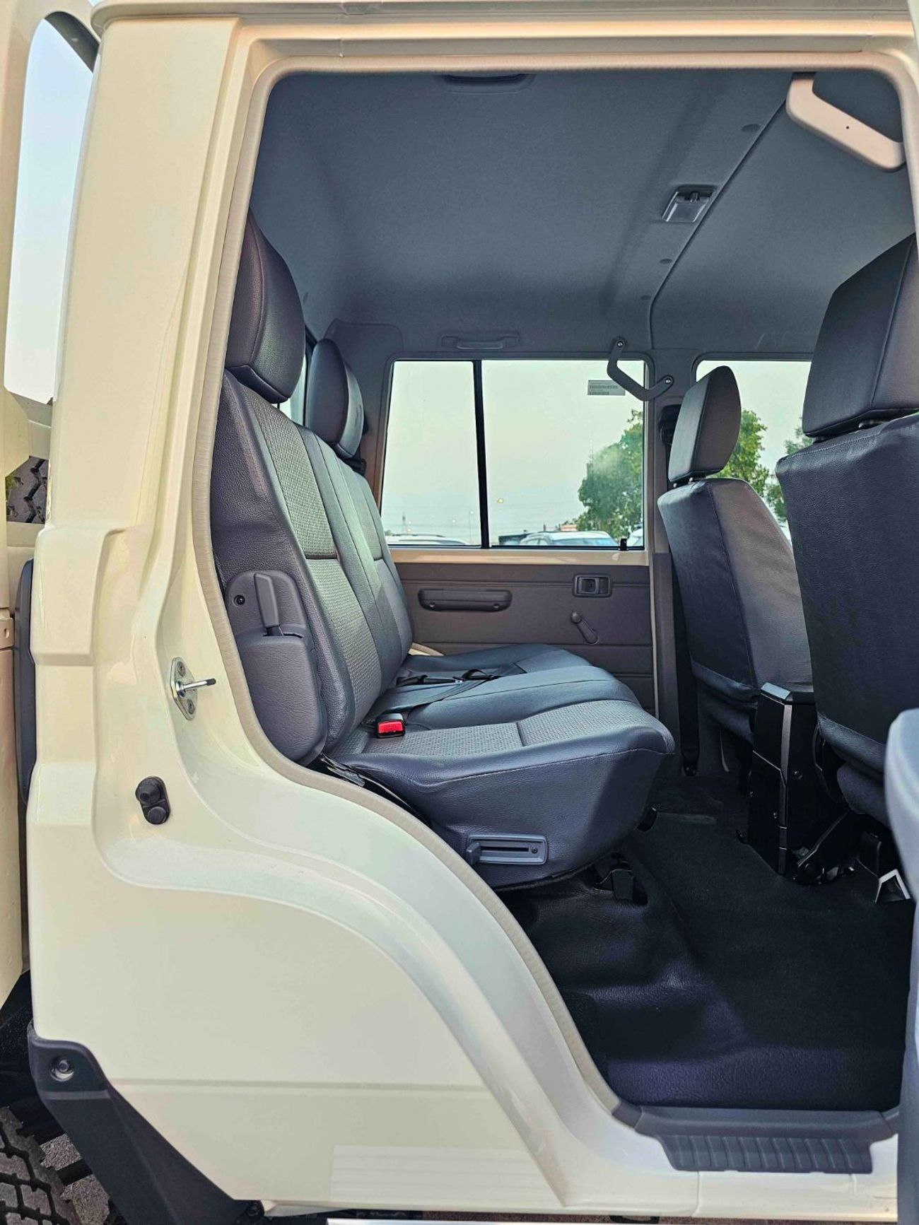 Toyota Land Cruiser Pick Up LC79 / DOUBLE CABIN / LEATHER SEATS / 4.2L V6 DIESEL M/T /4WD (CODE# LCPDD6A)