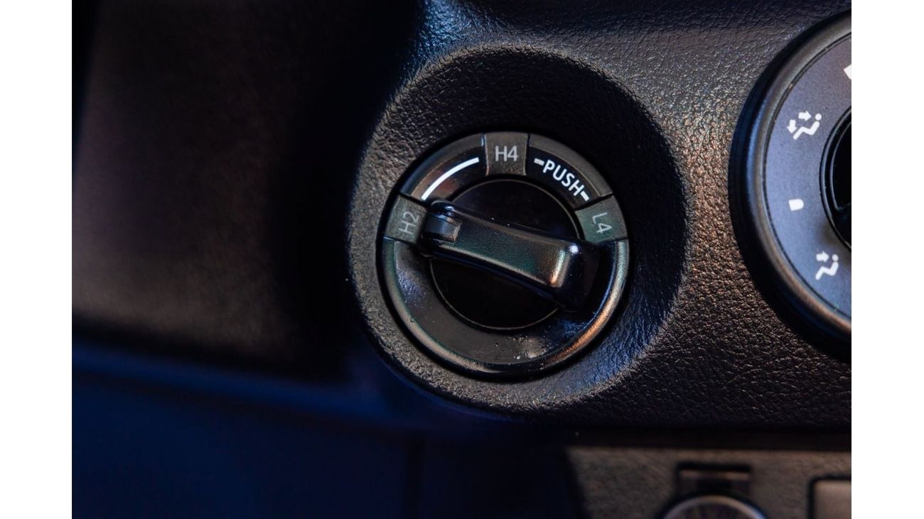 Toyota Hilux GL 2018 / 2.7L 4x4 A/T Petrol Engine | GCC Specs | Low Mileage | Best Price in the Market