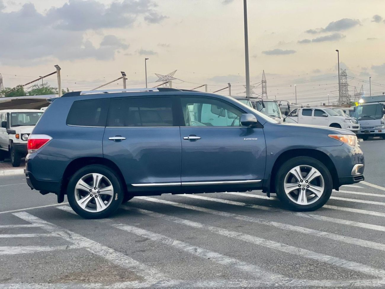 تويوتا هايلاندر 2012 Toyota Highlander Limited Edition Full Option - 3.5L V6 AWD 4x4 - 7 Seater Electric Seats 