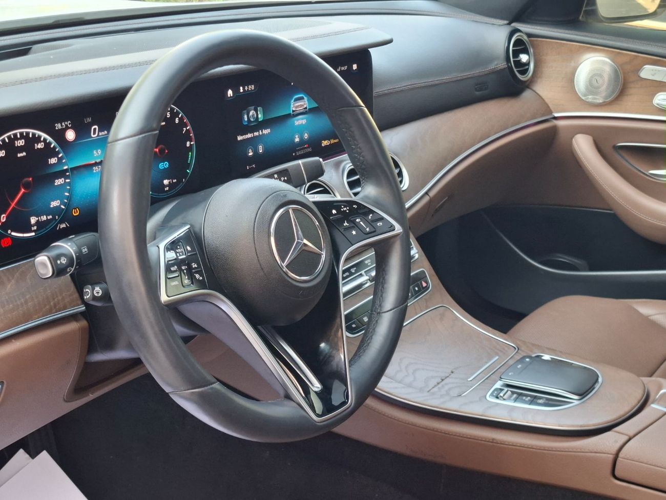 Mercedes-Benz E300 Premium + 2.0L Mercedes-Benz E300e 2021 full option