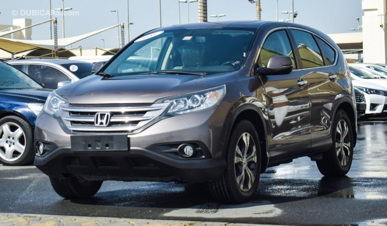 Honda CR-V AWD - ACCIDENTS FREE - GCC - CAR IS IN PERFECT CONDITION INSIDE OUT