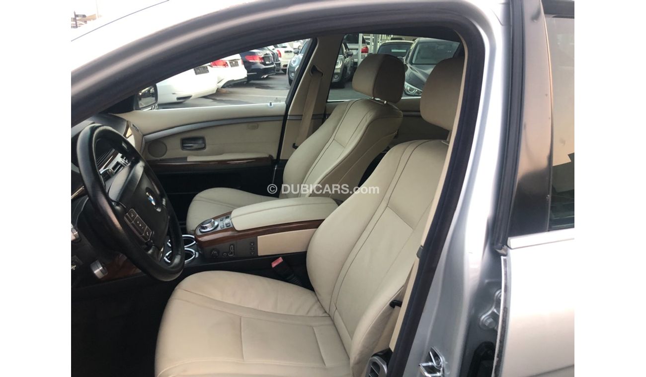 بي أم دبليو 730Li موديل 2007 خليجي فل مواصفات كراسي جلد وفتحه سقف ومثبت سرعه وتحكم كهربي كامل ونظام صوت ممتاز وكاميرا