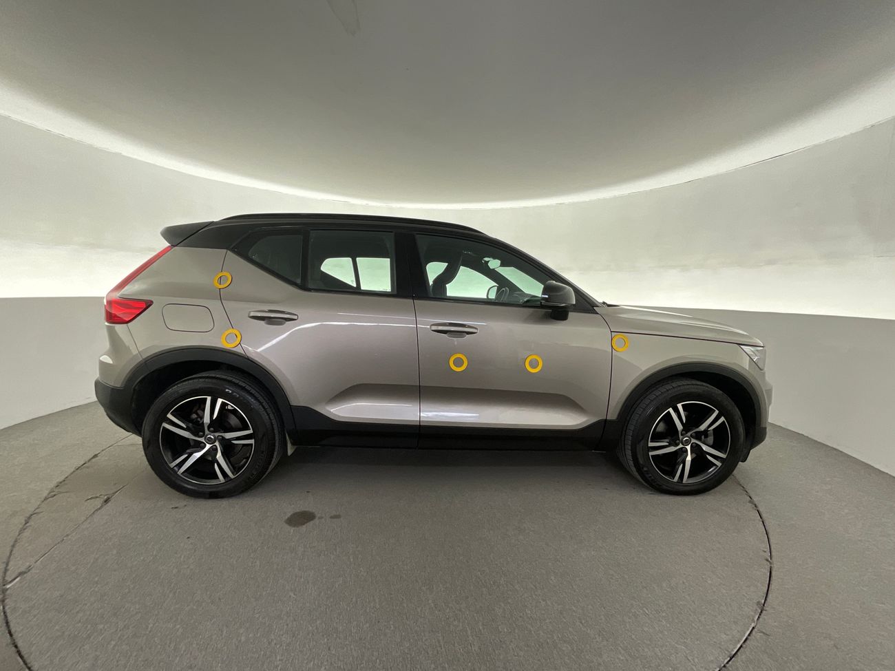 فولفو XC 40 T4 R Design | National Day Celebration | شامل الضمان | 0 ﺪﻔﻋﺓ ﺃﻮﻟﻯ