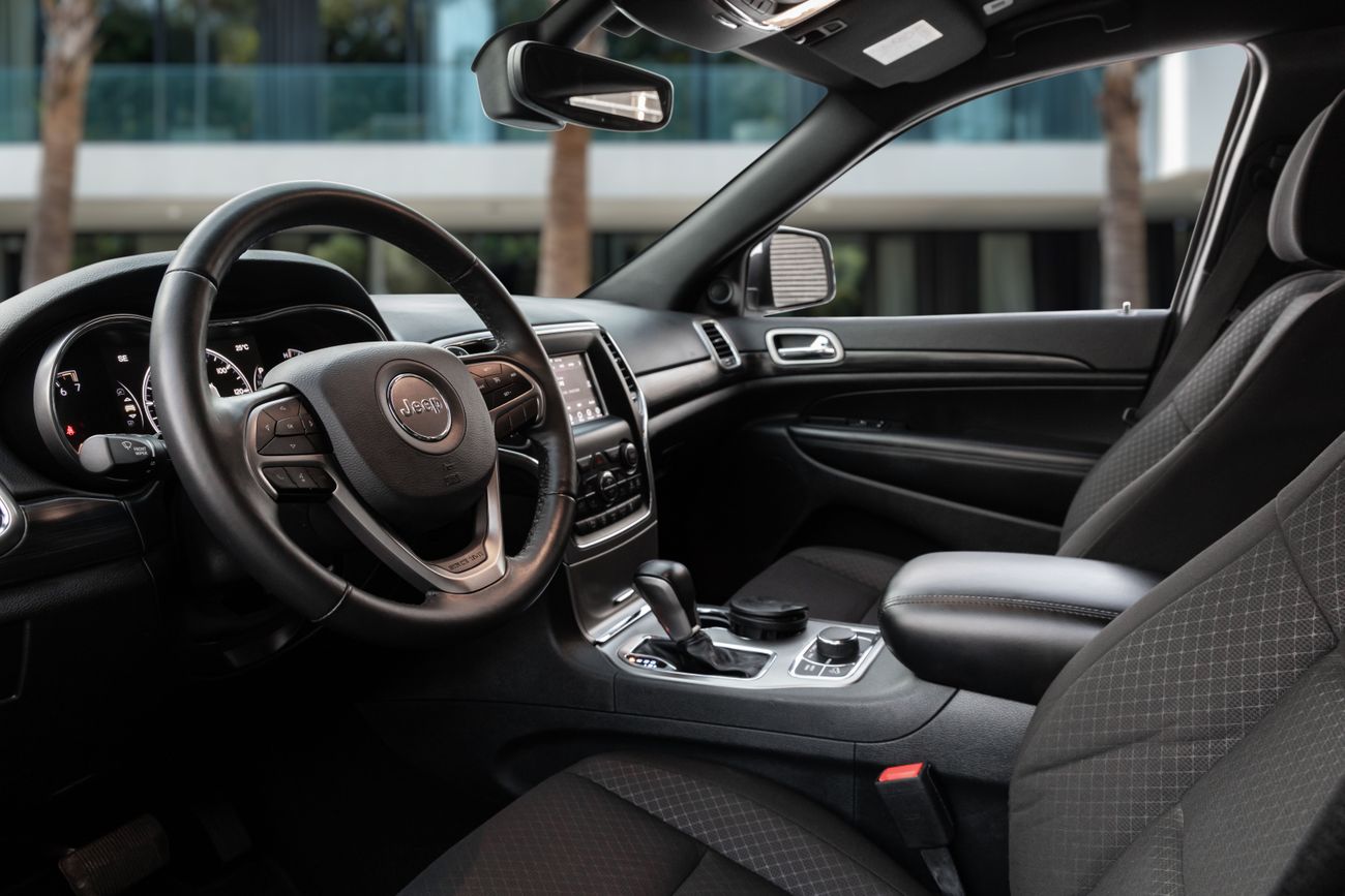 جيب جراند شيروكي Grand Cherokee LAREDO | 1,655 P.M | 0% Downpayment | Low KM | Warranty | Pristine!