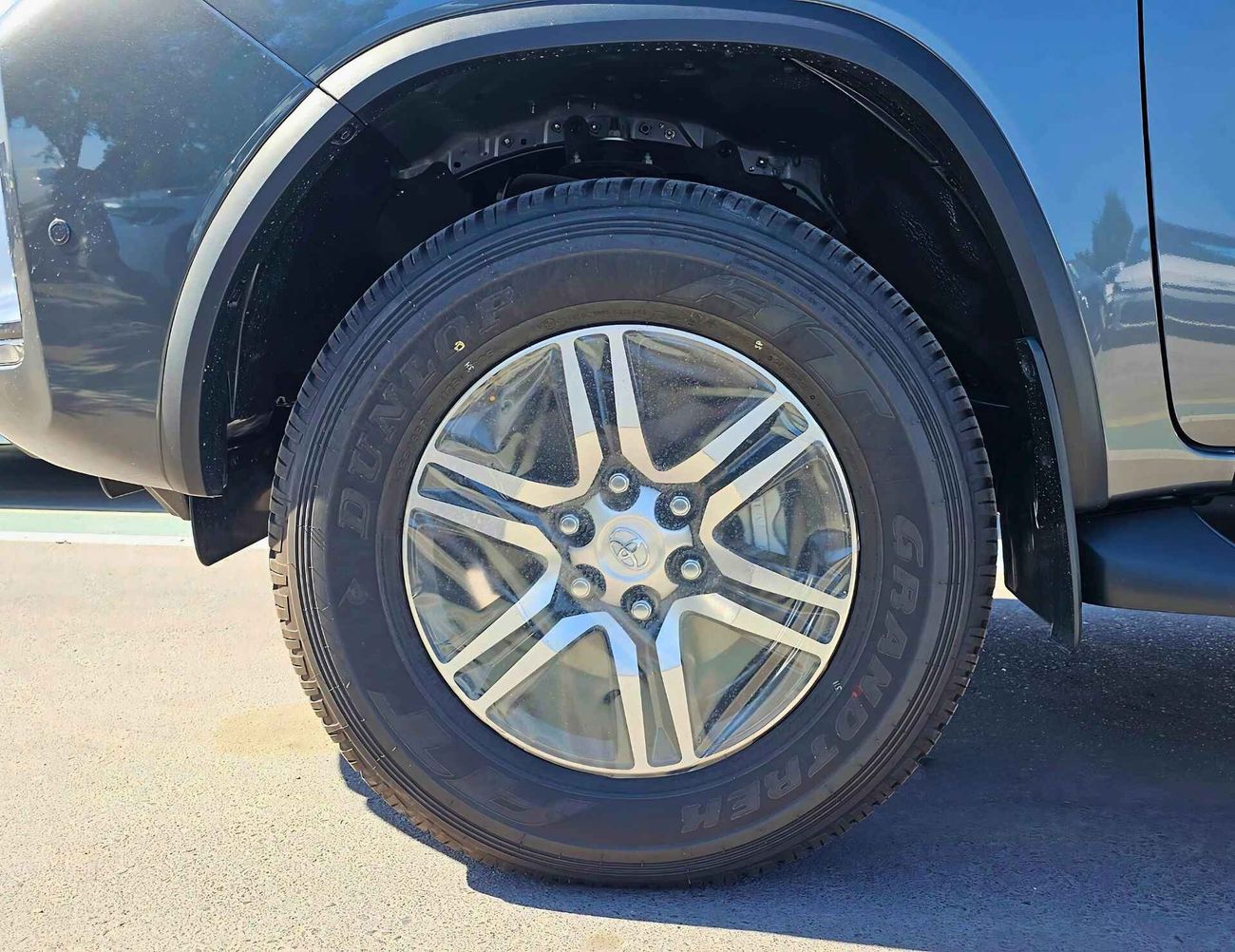 Toyota Fortuner BASIC / 2.7L PETROL / ALLOY WHEELS / MANUAL A/C / 4WD (CODE# BASIC)