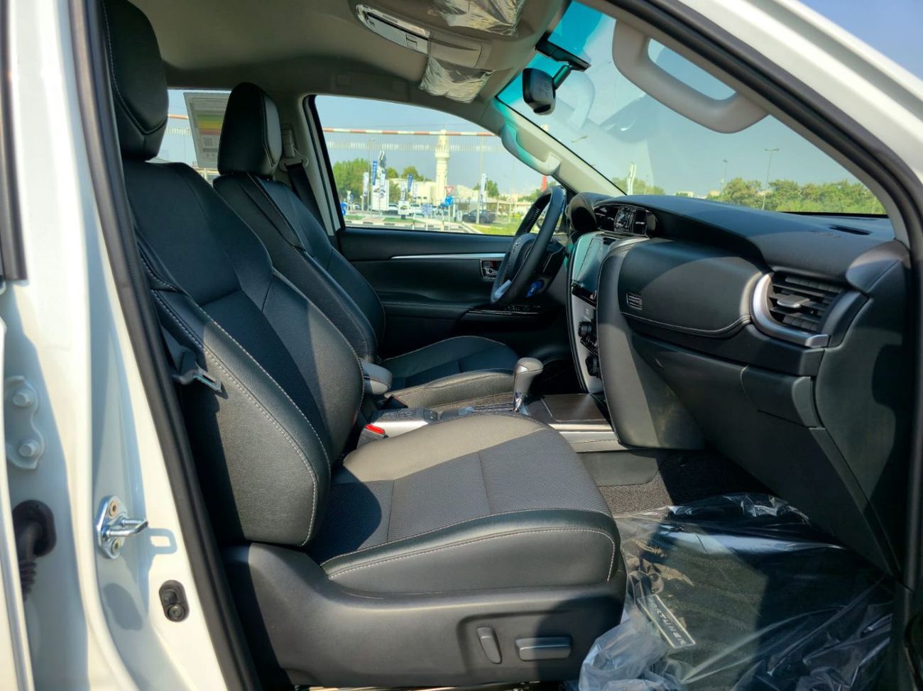Toyota Fortuner FORTUNER SR5 4.0 - PETROL - 2025 - WHITE INSIDE BLACK - GCC