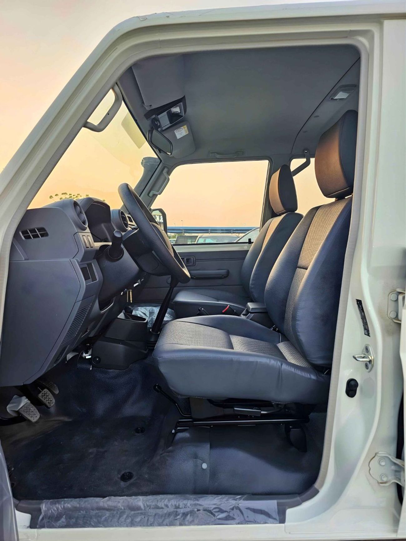 Toyota Land Cruiser Pick Up LC79 / DOUBLE CABIN / LEATHER SEATS / 4.2L V6 DIESEL M/T /4WD (CODE# LCPDD6A)