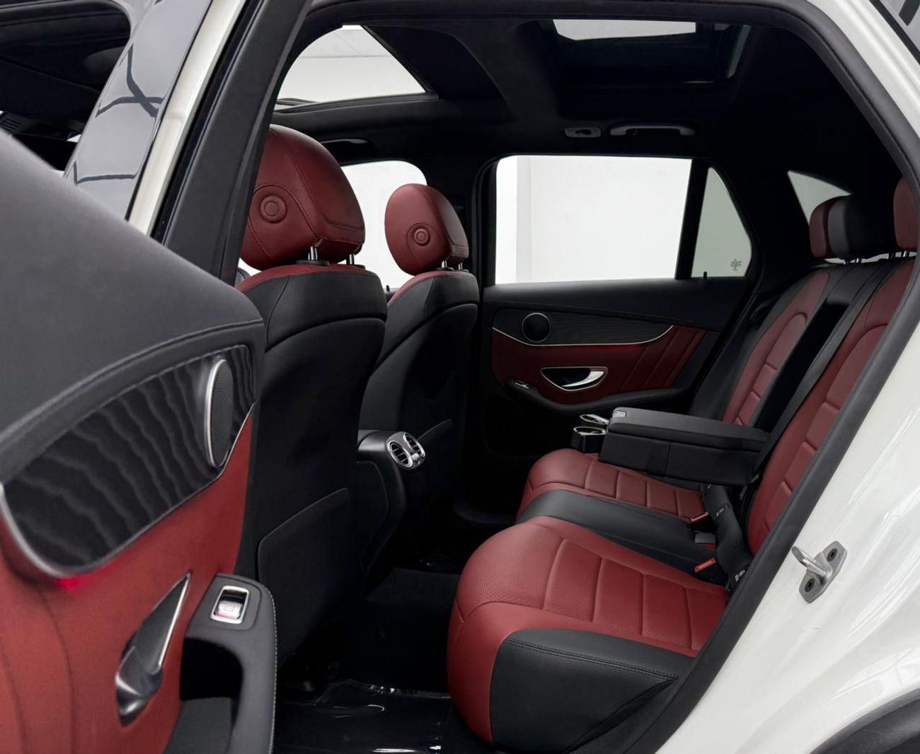 مرسيدس بنز GLC 300 2021 Mercedes Benz GLC300 4MATIC, Warranty, Full Service History, Very Low Km, Fully Loaded, GCC