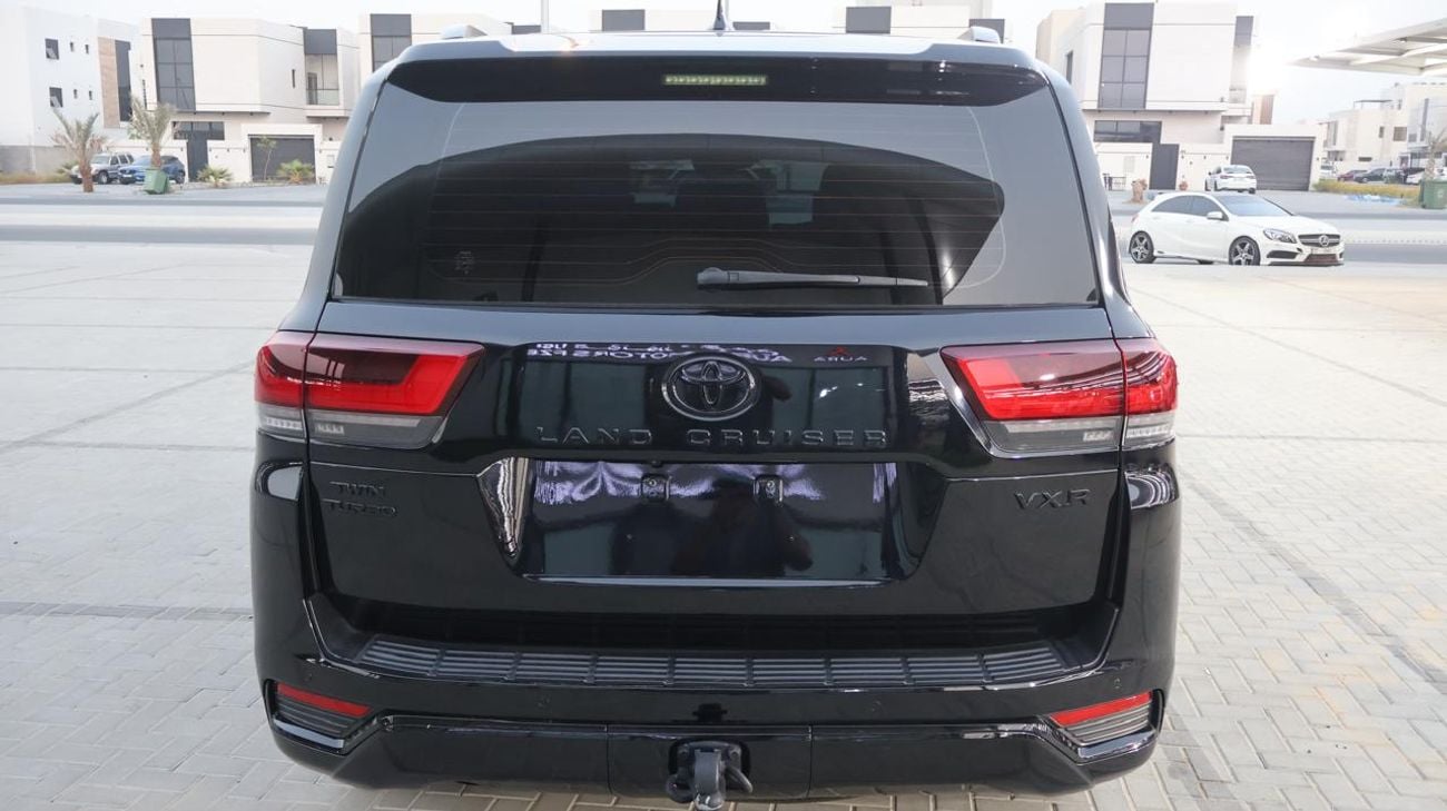 Toyota Land Cruiser BLACK EDITION Well Maintained . Original Mileage. Still under Service Contract  to 125000 KMs. Al Futtaim Warranty