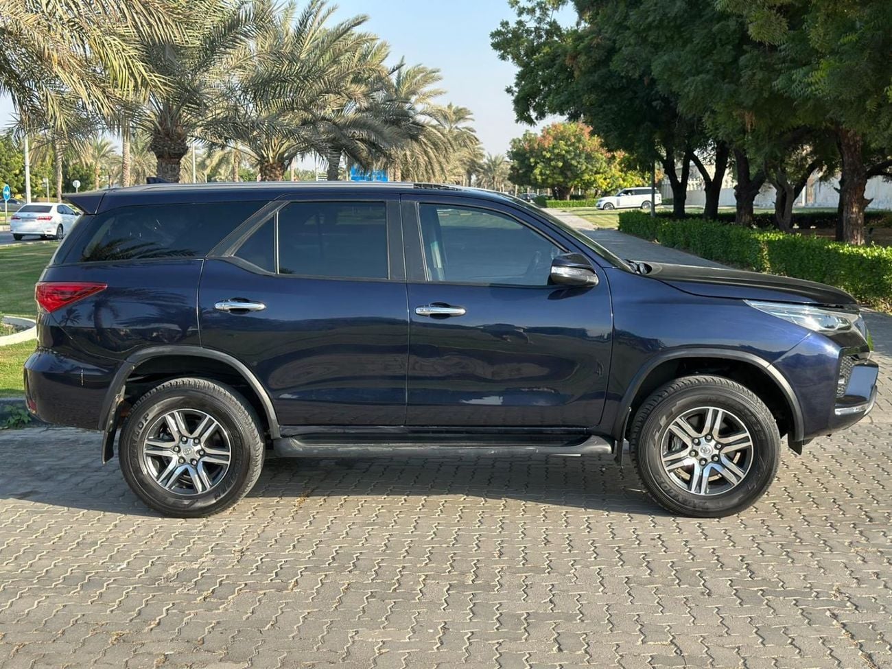 Toyota Fortuner RHD 2.8L Diesel Automatic Gear 4WD 4-Cylinders 7-Seats 5-Doors