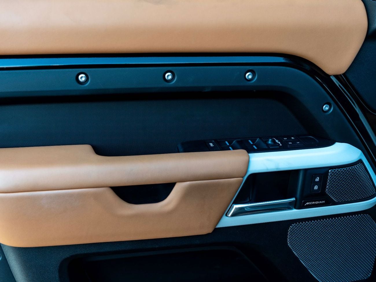 Land Rover Defender P400 110 HSE 3.0L (5 Seater)