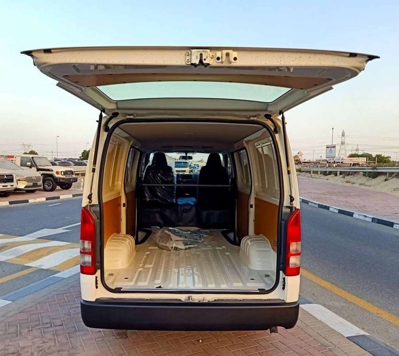 تويوتا هاياس TOYOTA HAICE STD ROOF CARGO 2.5L DIESEL M/T 2024 MODEL